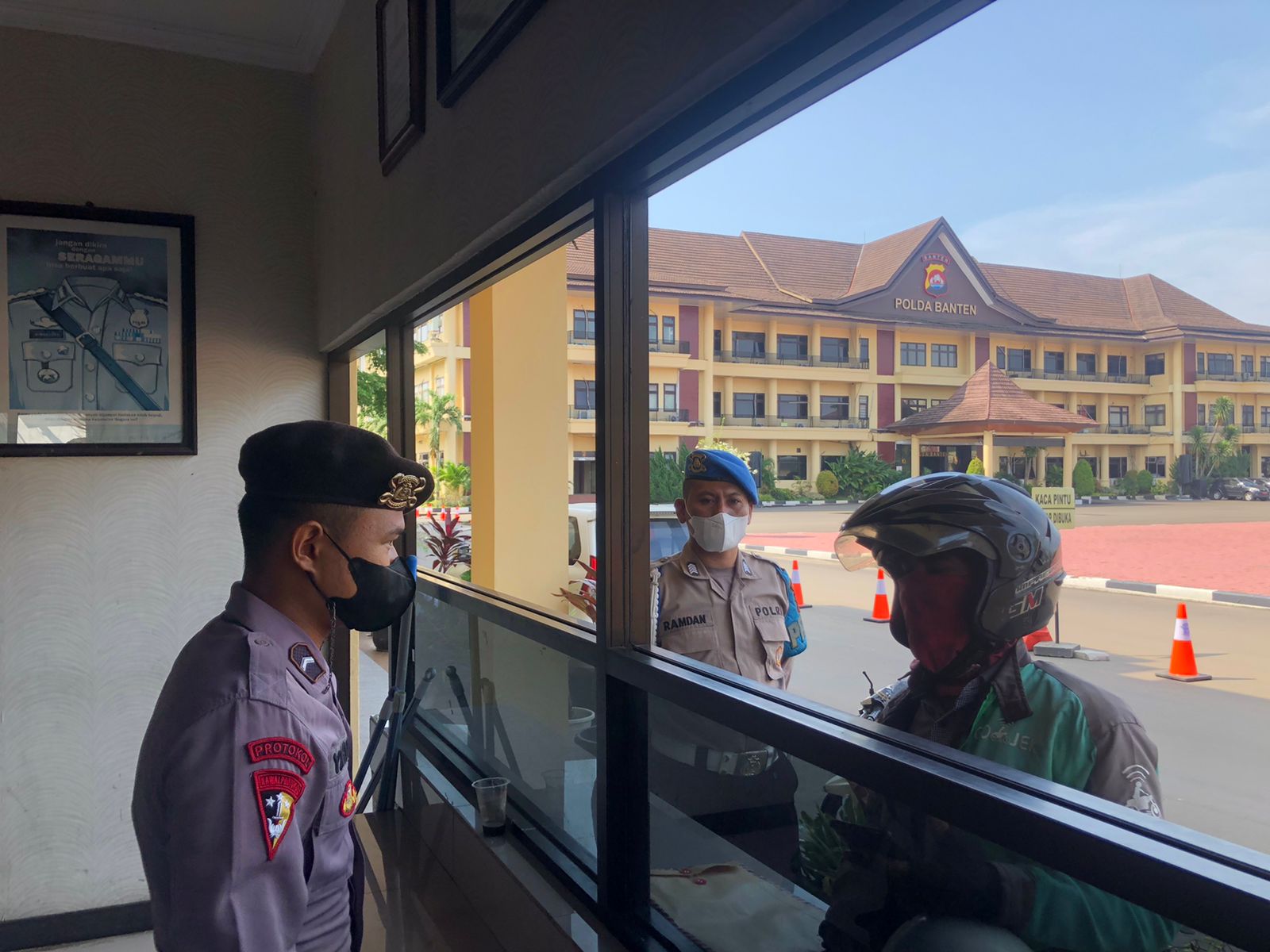 Bidpropam Lakukan Pengawasan Terhadap Petugas Jaga Pintu Gerbang Masuk Polda Banten
