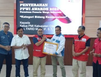 Ketua PMI Cilacap Farid Ma’ruf Raih Penghargaan Kemanusiaan dari PPWI