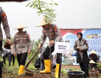 Kapolda Banten Tanam 1.000 Pohon dan Resmikan Jembatan Merah Putih Presisi di Lebak