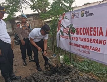 Jaga Jakarta+ Gerakan Indonesia Asri, Polisi dan Warga Neglasari Hijaukan Lingkungan