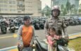 Terpisah dari Pengasuh, Bocah Perempuan Ditemukan Sendirian di Dekat Pos Lantas TMP Taruna