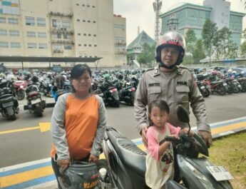 Terpisah dari Pengasuh, Bocah Perempuan Ditemukan Sendirian di Dekat Pos Lantas TMP Taruna
