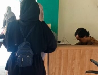 Pegawai Dinsos Tangsel Diduga Tertidur Saat Jam Pelayanan, Warga Keluhkan Disiplin Aparatur