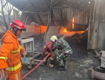 Babinsa Bantu Padamkan Kebakaran Pabrik Karpet di Neglasari