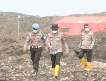 Kapolda Banten Tinjau Kebakaran TPA Jatiwaringin, Delapan Titik Api Berhasil Dipadamkan