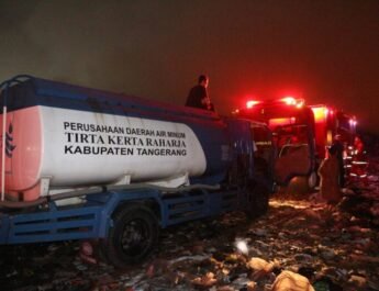PERUMDAM TKR Suplai Air untuk Pemadaman Kebakaran TPA Jatiwaringin