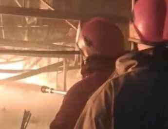 Damkar Ciledug Bantu Padamkan Pabrik Tahu Terbakar di Pondok Aren
