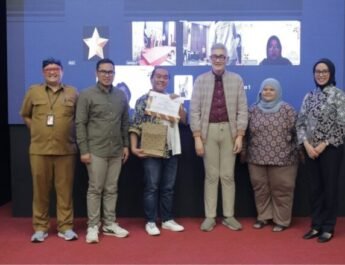 Gilang Muhammad Iqbal Juara Sayembara Desain Batik Khas Tangsel 2026 lewat Karya “Ming Galih Gaya”