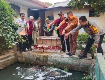 Tiga Pilar Kelurahan Binong Bersama Tim Reskrim Polsek Curug Musnahkan Ratusan Botol Miras